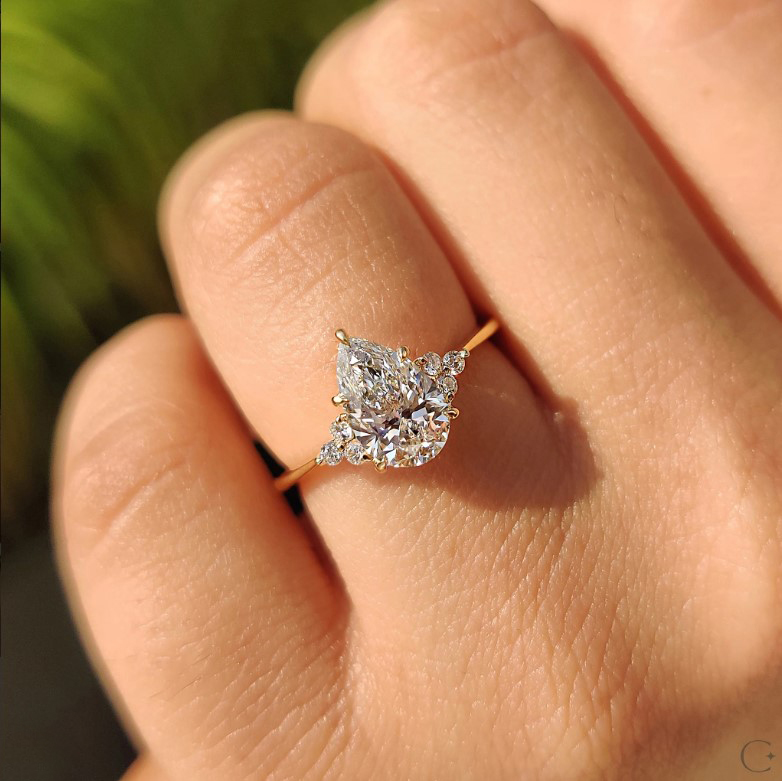 LAOTLON Pear Cut Engagement Ring In Muse Setting