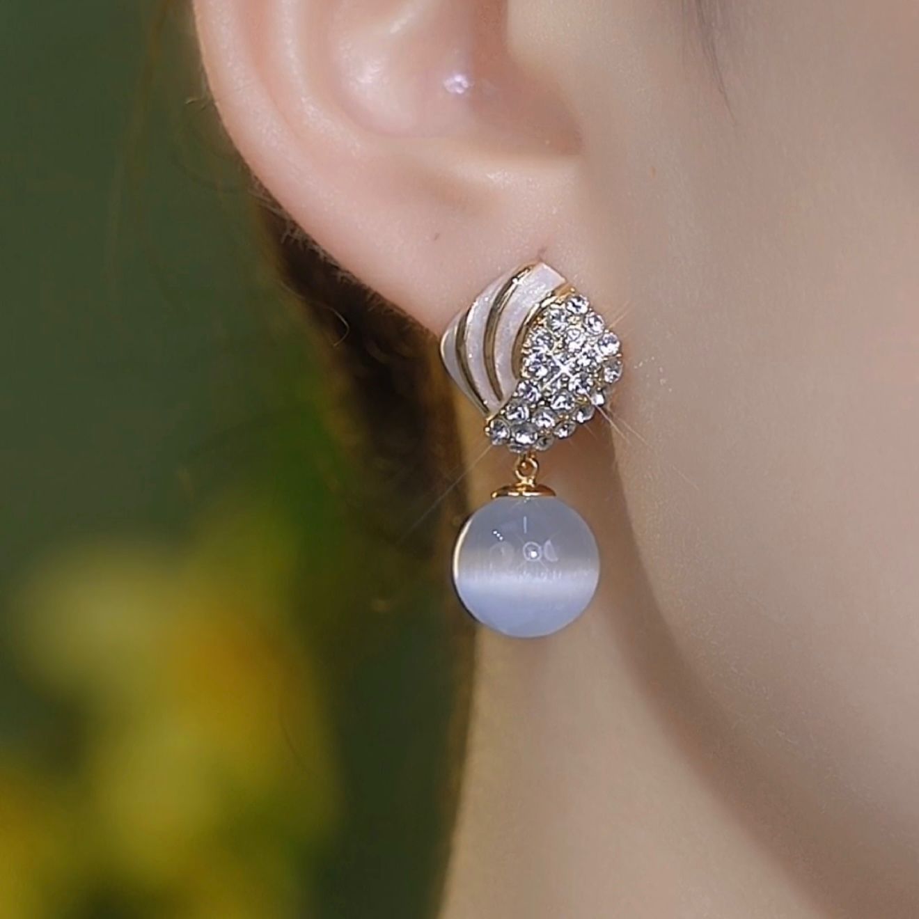 LAOTLON Stylish Shell Pearl-Shaped Earrings Light Luxury Elegant Cat’s Eye Stone Earrings