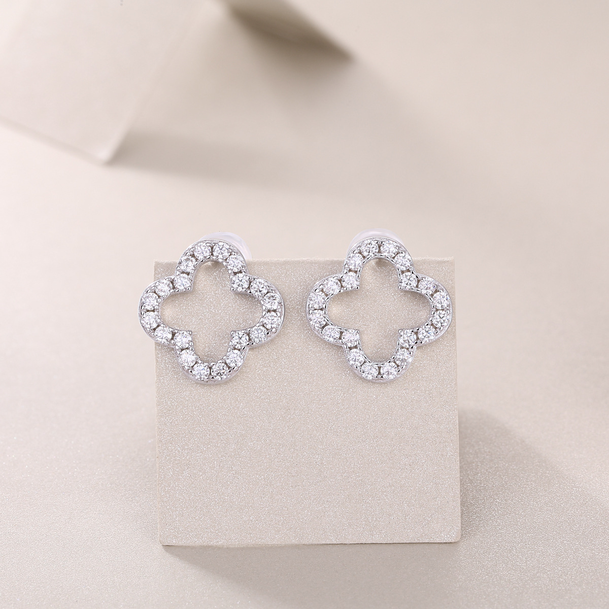 Laotlon Elegant Moissanite Diamonds Clover-Shaped Hollow Earrings