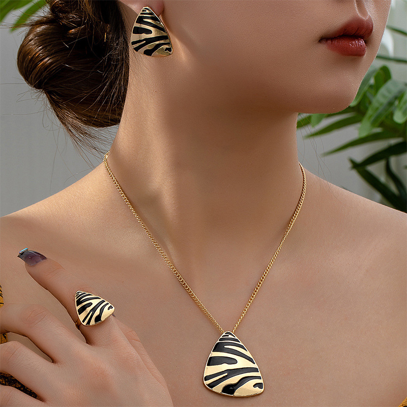 Laotlon Fashion Leopard Print Necklace, Earrings and Ring