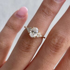LAOTLON  Oval Shaped Moissanite Engagement Ring In Muse Style