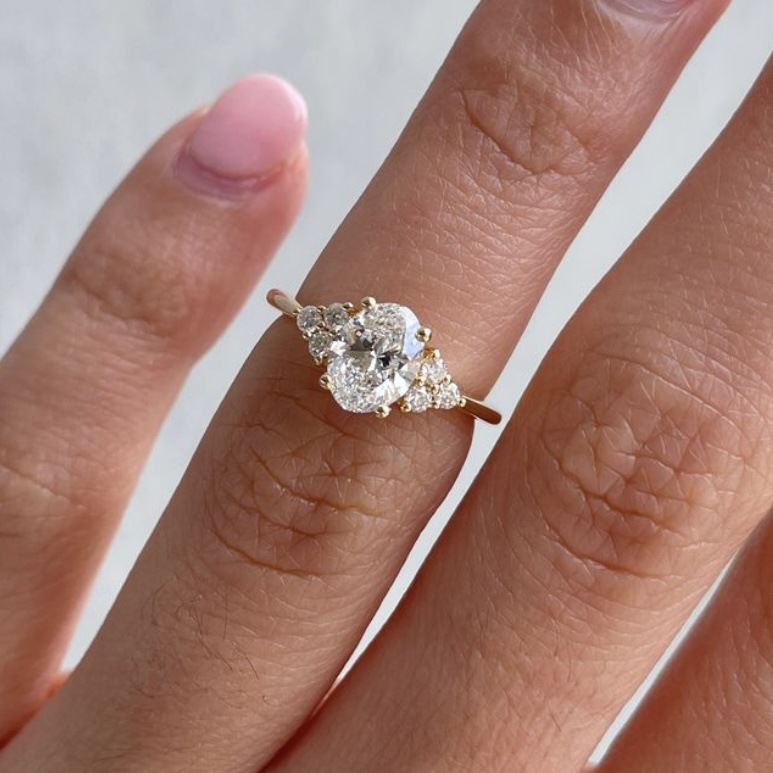 LAOTLON Oval Shaped Moissanite Engagement Ring In Muse Style