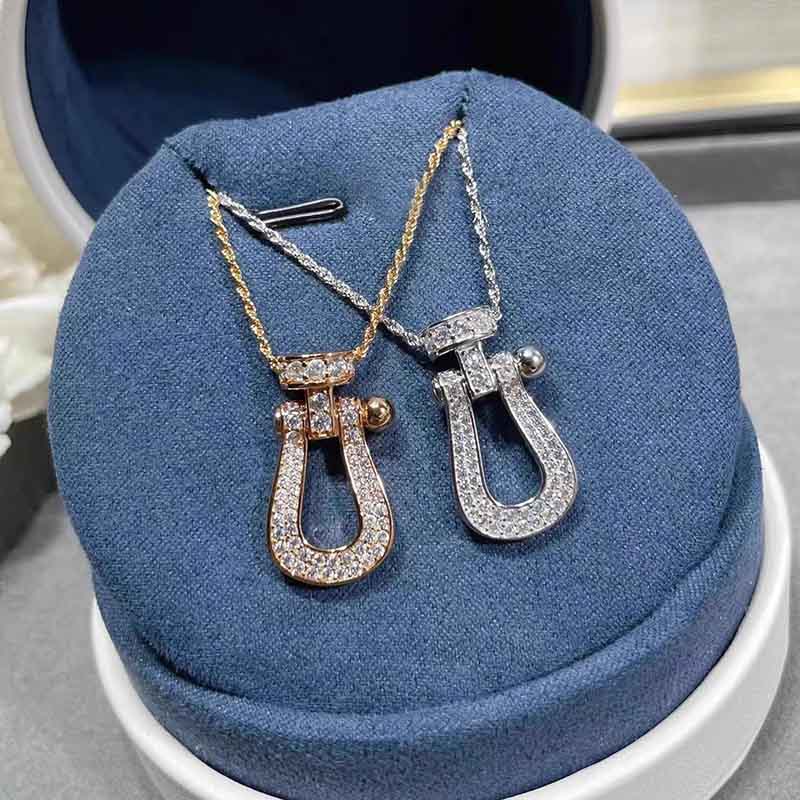 TAOLON Timeless Elegance: The 18K Gold & Diamond Vertical Horseshoe Necklace